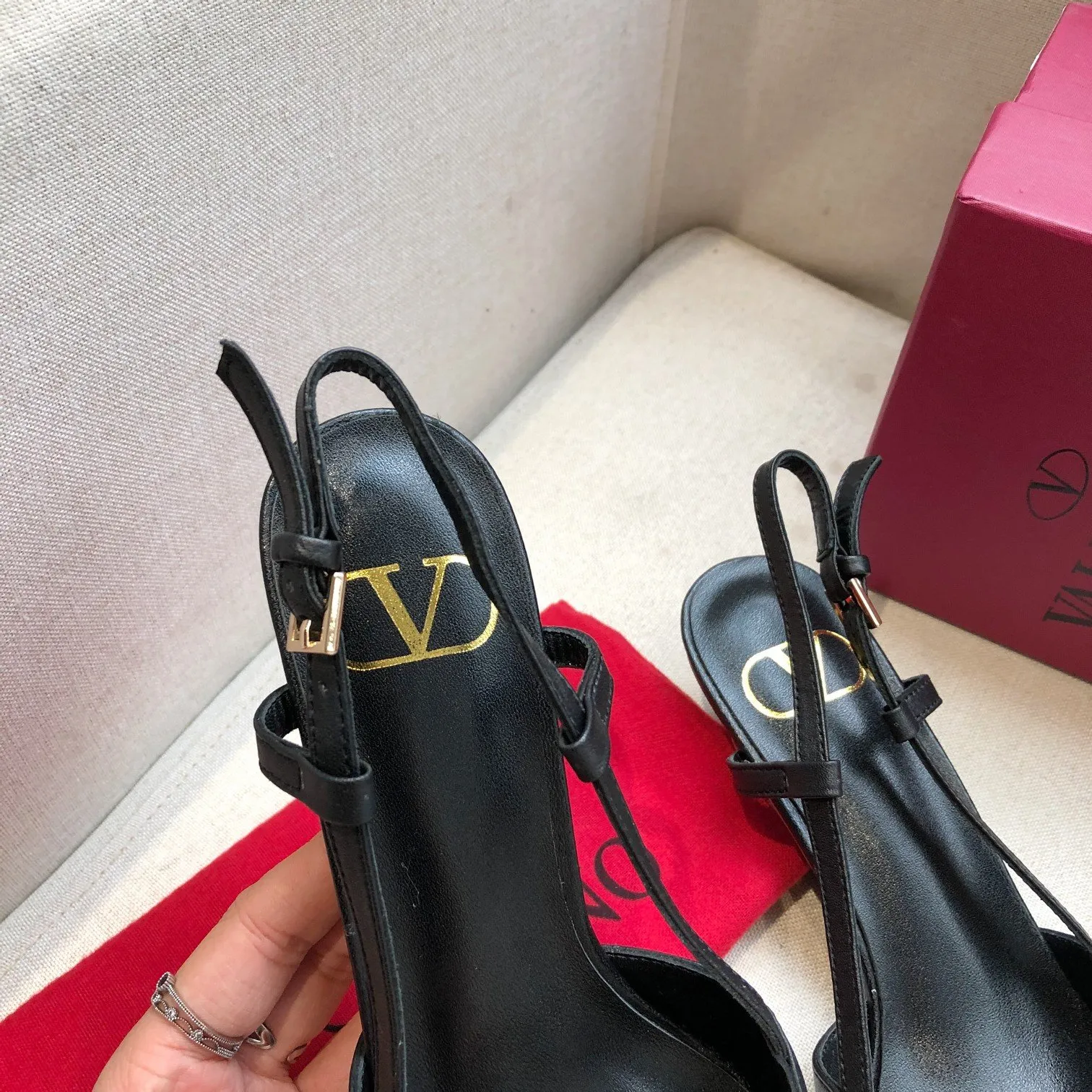 👟👟Ex-factory price 520👟👟 🆕Valentino. Valentino big v buckle shoes ㊙️Latest series in the counter, authentic version, perfect details It does not grind or tire your feet. It is a walking artifact. The last shape is completely compared to the counters. The details are perfect. Without the original version, it cannot be made so exquisite. Exclusive molded brass color. The highest version on the market. Fabric: imported sheepskin, lining and foot pads are all sheepskin. Color: 6 colors optional. Number of yards (34 to 41) 42 customized, non-refundable and non-exchangeable. Heel height: 4CM